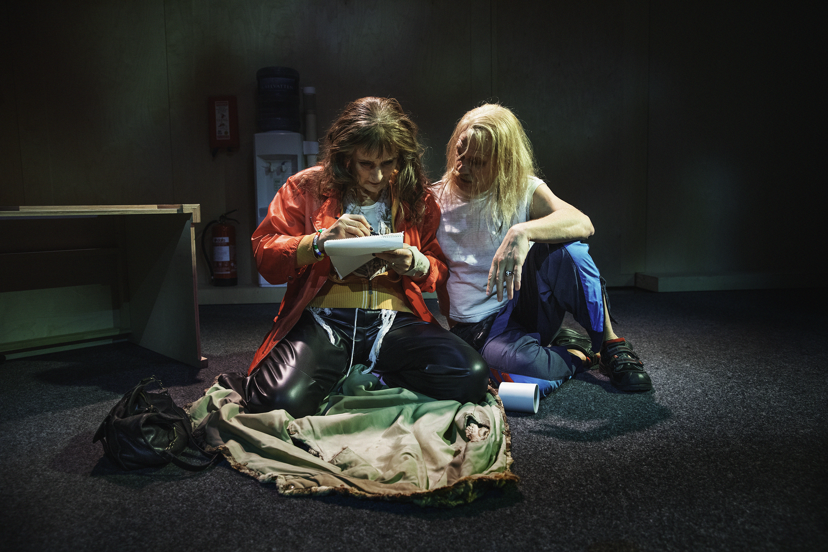 Bild från föreställningen som visar skådespelarna Lolo Elwin och Jakob Fahlstedt