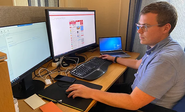 Martin på sin arbetsplats