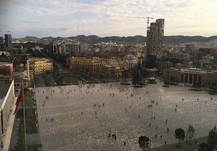 Utsikt från Hotel Tirana International  utöver Skanderbegtorget i centrala Tirana, 