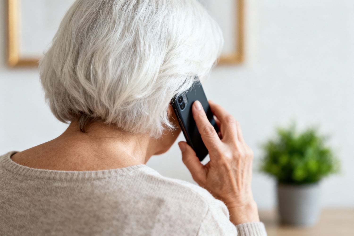 genrebild äldre kvinna talar i telefon