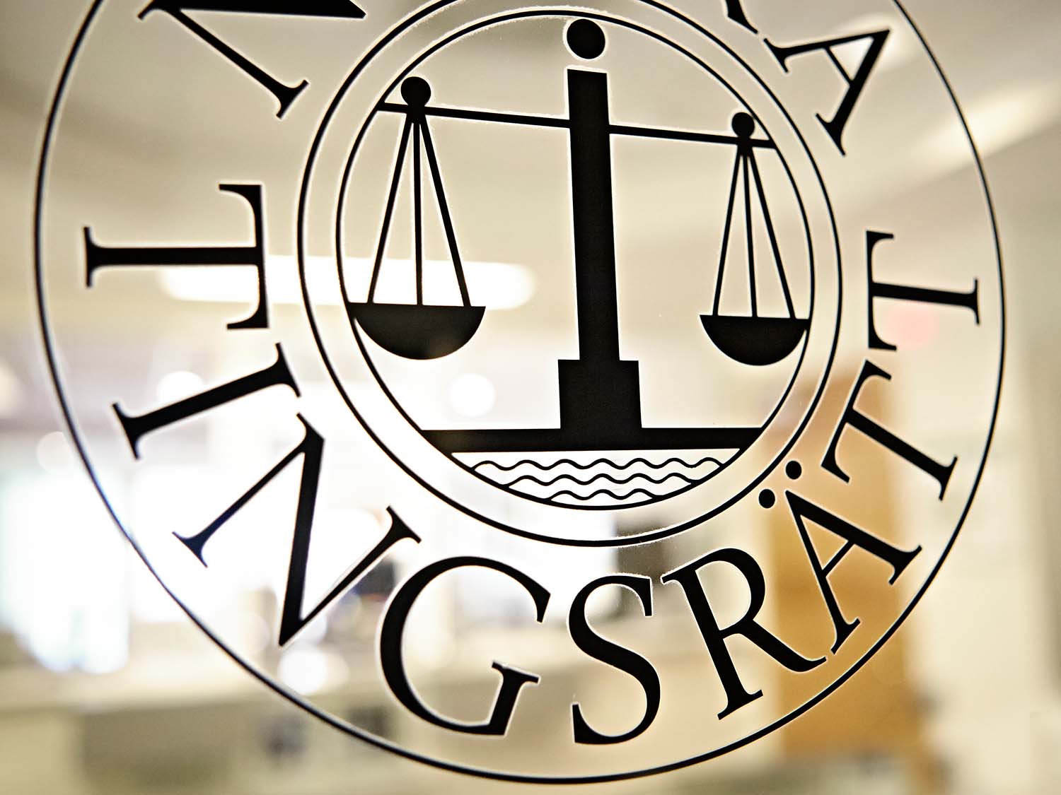 Tingsrättlogotyp på glasdörr