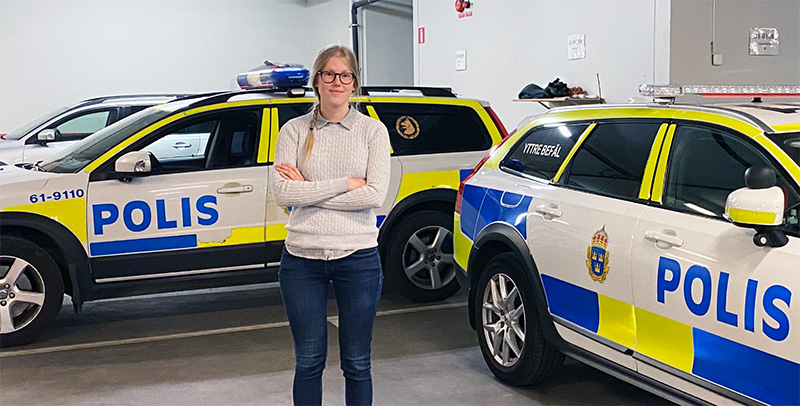 Emma Olsson framför polisbilar