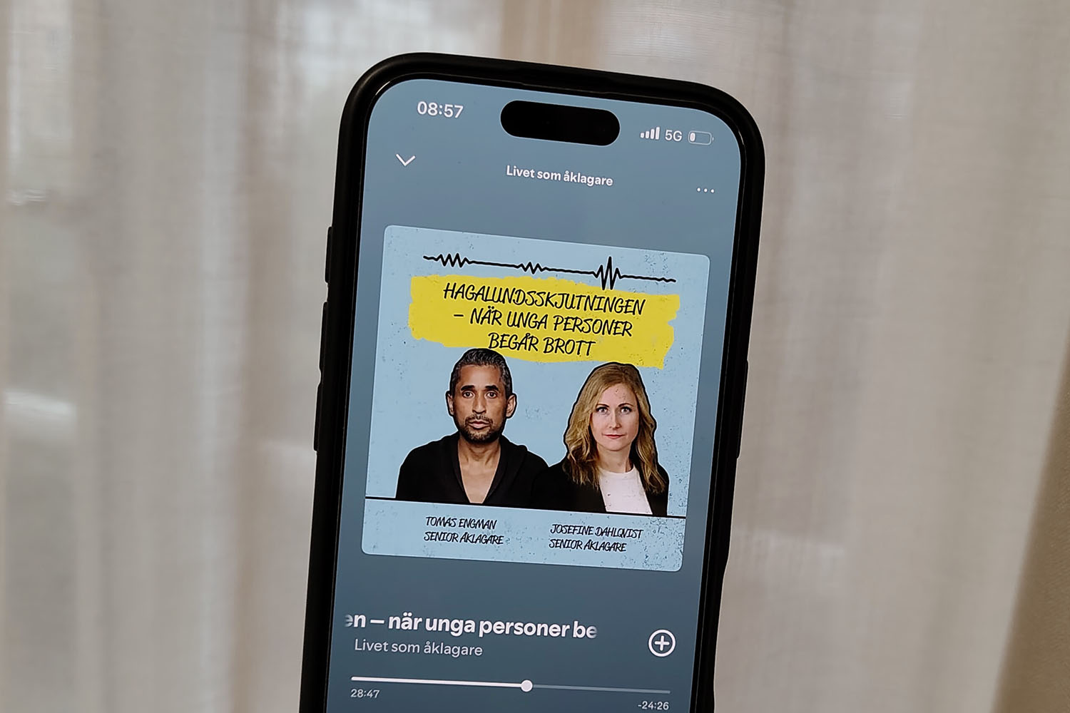 Ett avsnitt av podden "Livet som åklagare" spelas upp på en telefon
