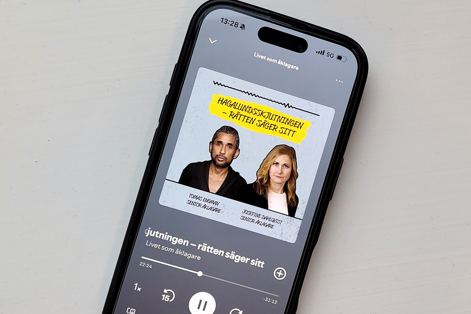 Podden "Livet som åklagare" spelas upp på en telefon
