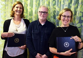 Kammaråklagarna Emelie Källfelt och Annika Wennerström tillsammans med Jörgen Lindeberg från nationellt it-brottscentrum på Nationella operativa avdelningen (Noa) som delade ut diplomen.